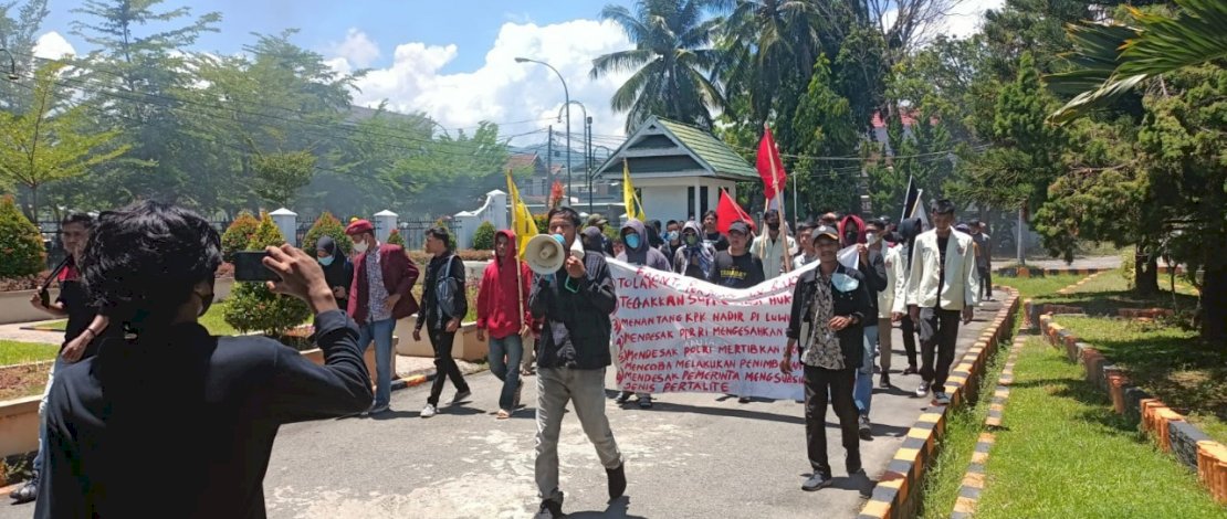 Aksi demonstrasi yang dilakukan di Kota Palopo, Kamis (28/10). Aksi demonstrasi yang dilakukan di Kota Palopo, Kamis (28/10).