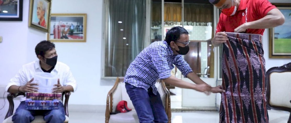 Di Ultahnya, Gubernur Ganjar Pakai Songkok Bone dan Lipa Sabbe