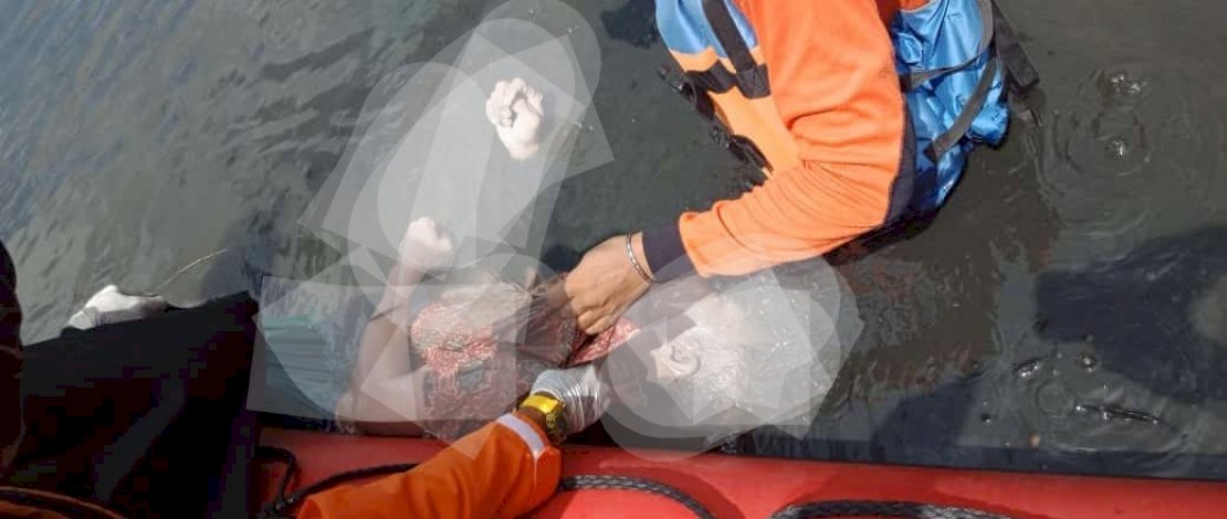 Jasad pelaku pemarangan pensiunan guru saat ditemukan mengapung di sungai Pangkep. Jasad pelaku pemarangan pensiunan guru saat ditemukan mengapung di sungai Pangkep.