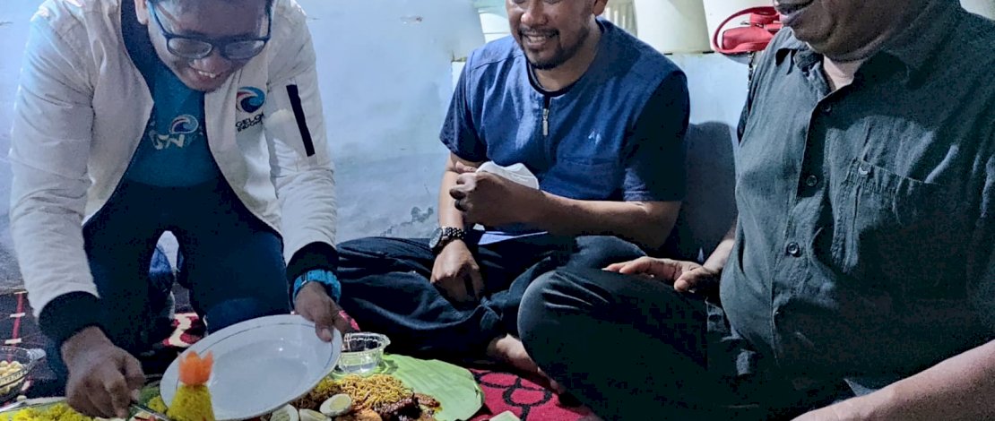 Ketua Gelora Makassar E.Z. Muttaqien Yunus bersama Pengurus Partai Gelora Kota Makassar melakukan pemotongan tumpeng dan makan bersama warga Manggala Kamis (28/10/2021). 