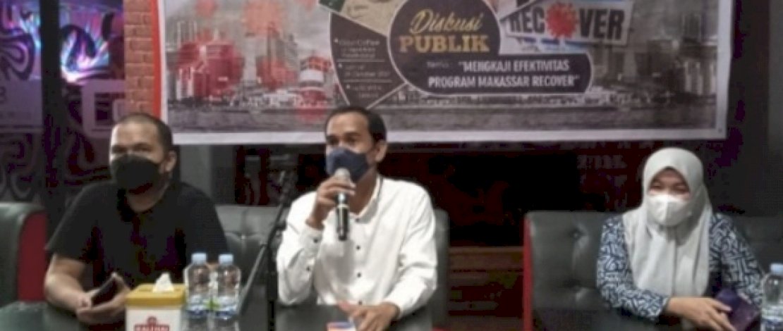 Ketua DPRD Kota Makassar, Rudianto Lallo (tengah), memberikan penjelasan saat menjadi pembicara diskusi yang digelar Ombudsman Makassar dengan tema 'Mengkaji Efektivitas Program Makassar Recover' di Warkop Gaul Makassar, Jumat (29/10/2020)