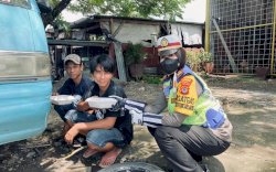 Kasat Lantas Maros Ganjar Bagi-bagi Nasi Dos ke Sopir Angkot