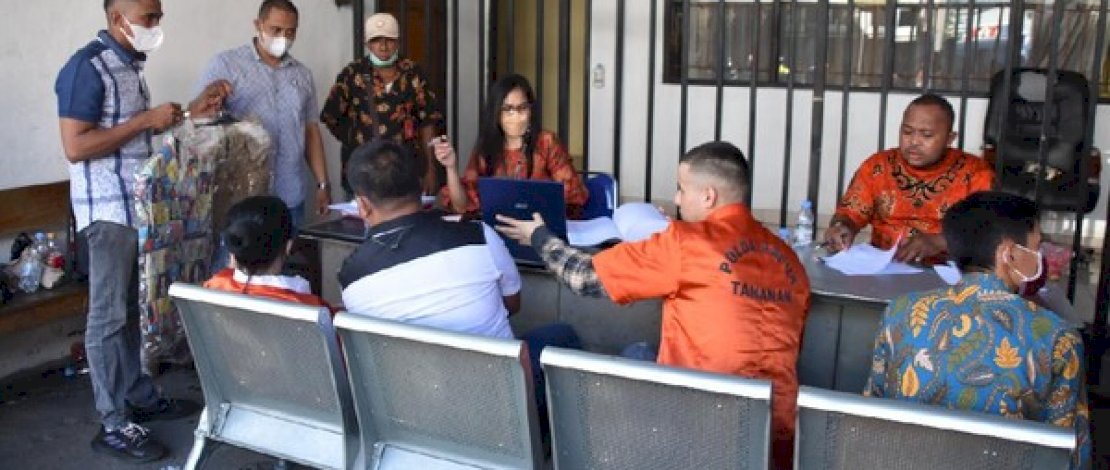 Penyerahan dua tersangka pembunuhan pedagang emas asal Enrekang di Jayapura.