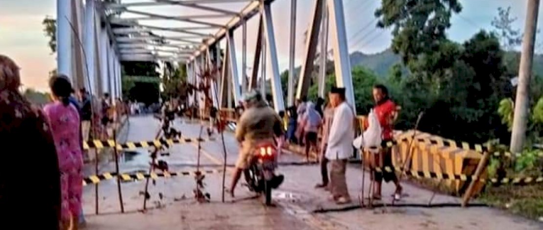 Jembatan miring akibat gempuran arus sungai, ditutup.