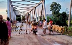Retak Akibat Digerus Arus Sungai, Jembatan Miring Walmas-Palopo Ditutup Sementara 