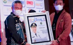 Terima Penghargaan di HUT Ke-40 Harian Fajar, Ini Kata Bupati Luwu Timur