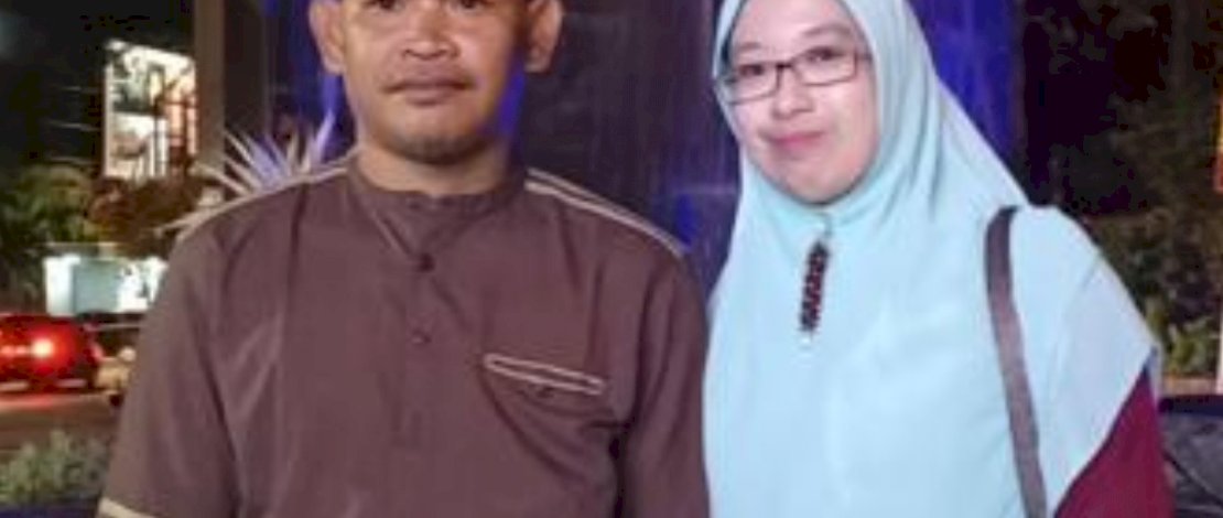 Baharuddin (kiri) bersama isteri.