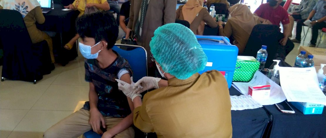 Seorang siswa yang duduk di bangku SMP di Kota Makassar, melakukan vaksinasi beberapa waktu lalu.