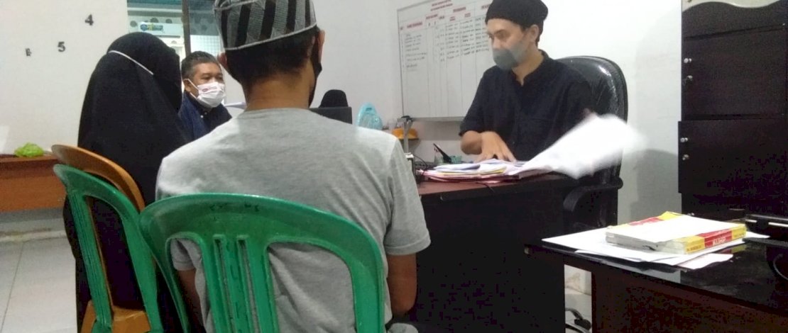 Salah satu korban dugaan pencabulan oknum pimpinan ponpes di Pinrang, mendatangi ruang penyidik Unit PPA Polres Pinrang. 