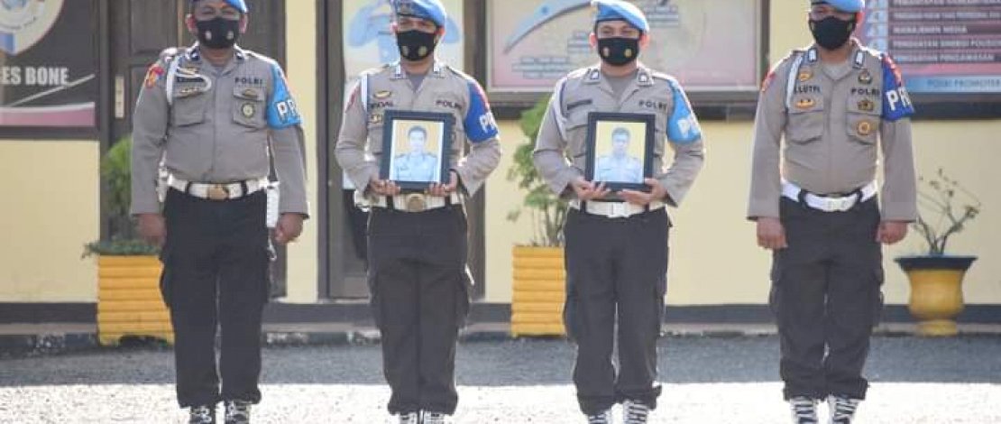 Propam Polres Bone, membawa foto dua oknum anggota yang diberhentikan dengan tidak hormat.  