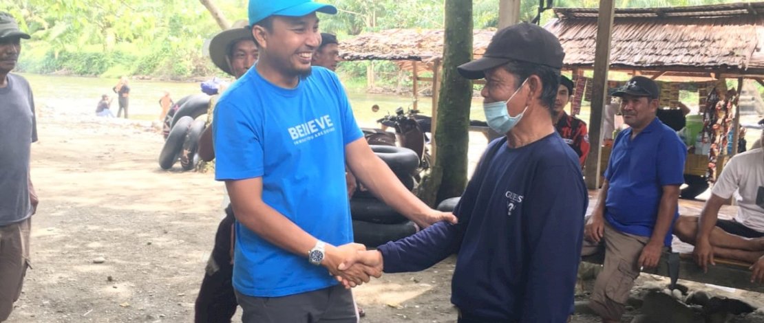 Andi Abdullah Rahim (kiri) mengunjungi sahabatnya yang terpilih sebagai Kepala Desa di Lutra.