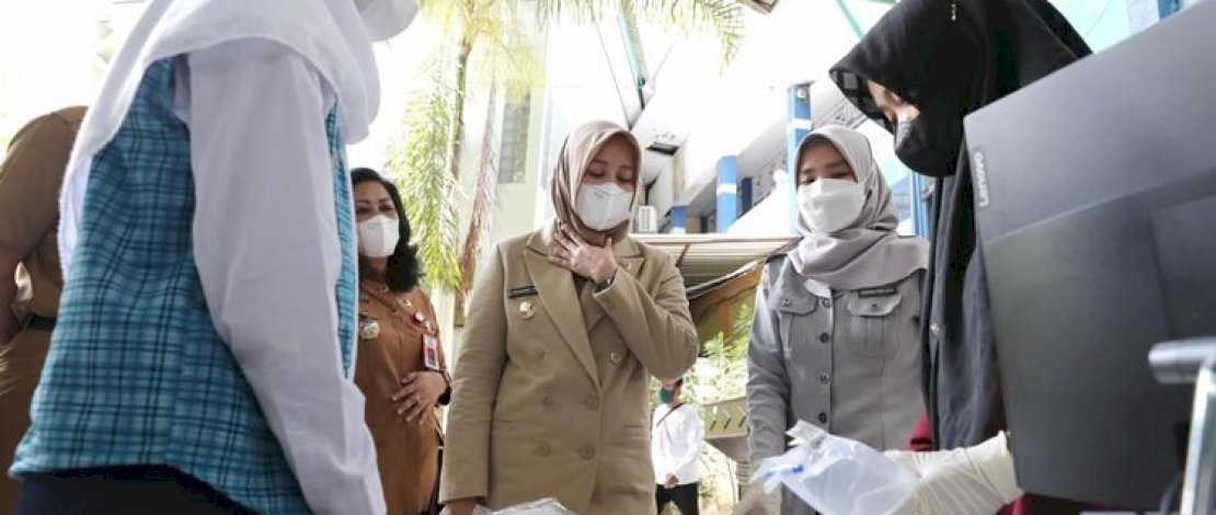 Wawali Makassar, Hj Fatmawati saat meninjau pelaksanaan Genose di salah satu SMP di Kota Makassar kemarin.