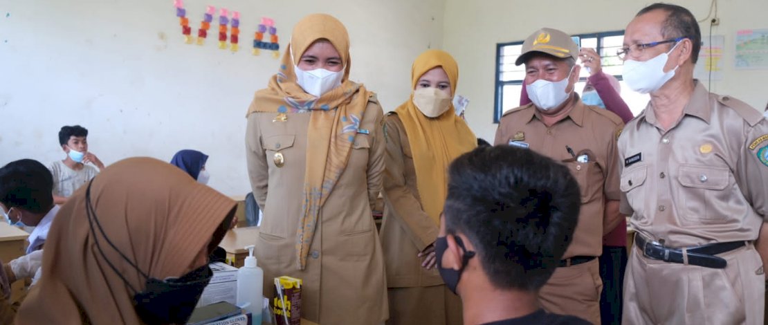Wakil Bupati Maros meninjau vaksinasi Covid-19, Selasa (2/11).