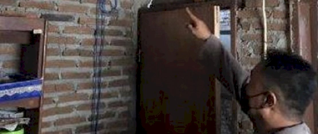 Polisi menunjuk tali plastik biru tempat Iqbal ditemukan tewas tergantung.