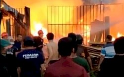Ada Suara Ledakan, Tiga Rumah dan Satu Toko Terbakar di Maros