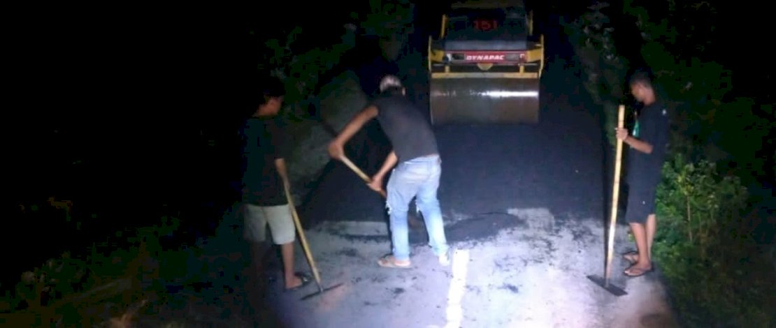Kontraktor kembai memperbaiki jalanan di Jeneponto yang rusak.