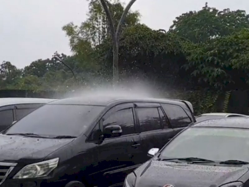 Heboh Mobil Kehujanan Sendirian di Parkiran, yang Lain Tak Basah 