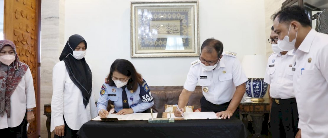 Wali Kota Makassar Moh Ramdhan "Danny" Pomanto dan Kepala Balai Permasyarakatan Kelas 1 Makassar Alfrida SH MH, menandatangani MoU terkait program pemberdayaan klien permasyarakatan dan penanggulangan kenakalan remaja, Rabu, 3 November 2021. (Foto: Humas Pemkot Makassar) Wali Kota Makassar Moh Ramdhan "Danny" Pomanto dan Kepala Balai Permasyarakatan Kelas 1 Makassar Alfrida SH MH, menandatangani MoU terkait program pemberdayaan klien permasyarakatan dan penanggulangan kenakalan remaja, Rabu, 3 November 2021. (Foto: Humas Pemkot Makassar)
