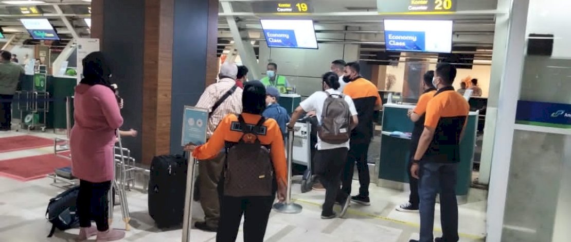 Suasana pemindahan pengungsi luar negeri dari Makassar ke Jakarta.