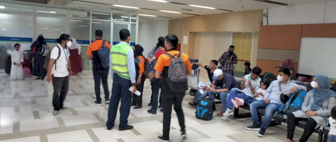 Suasana pemindahan pengungsi luar negeri dari Makassar ke Jakarta.