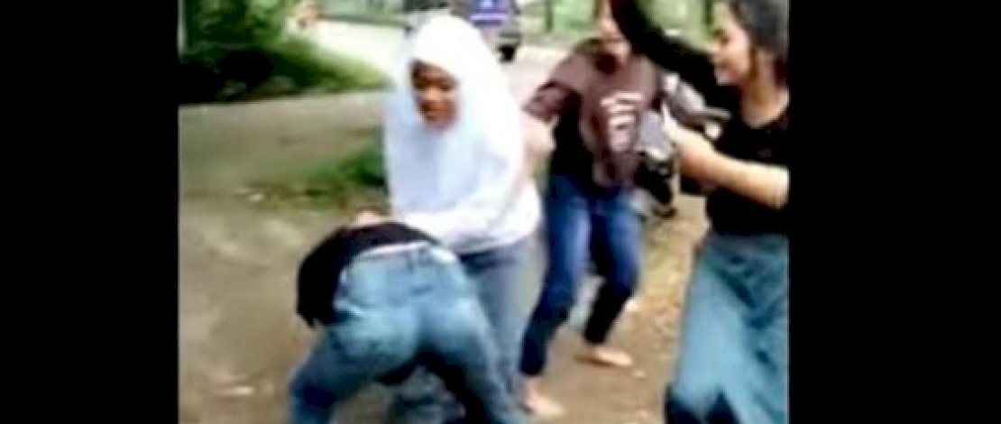 Pengeroyokan siswi di Gowa. Pengeroyokan siswi di Gowa.
