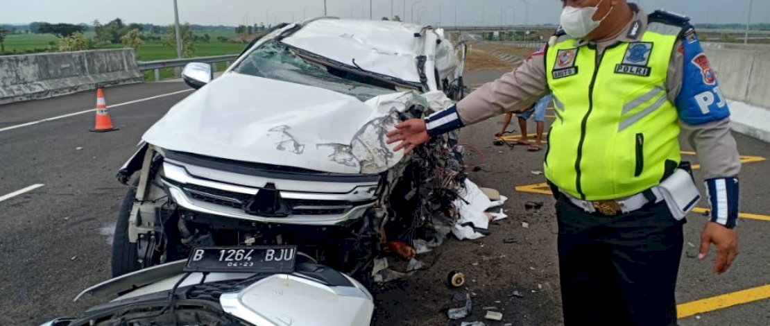 Kondisi mobil Vanessa Angel dan suami usai kecelakaan. IST
 