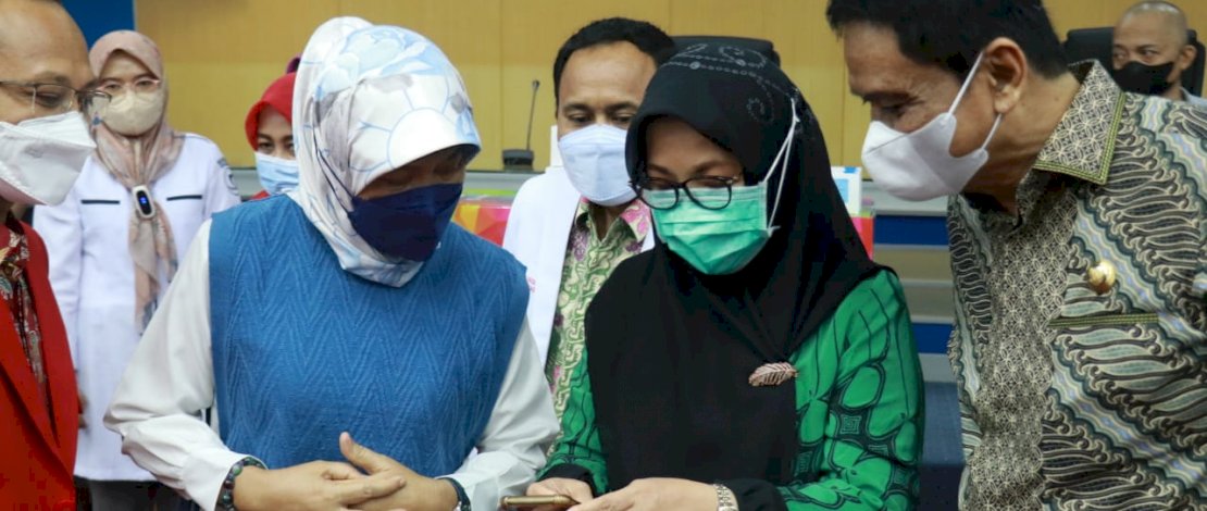 Bupati Barru, Suardi Saleh bersama Rektor Unhas Prof. Dr. Dwia Aries Tina Pulubuhu, MA.