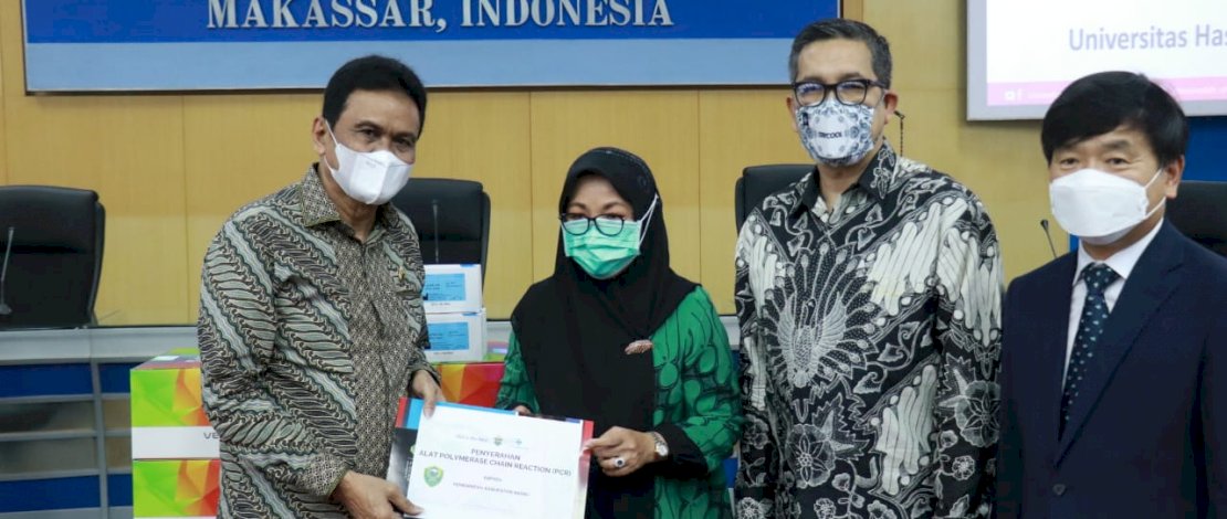 Bupati Barru, Suardi Saleh bersama Rektor Unhas Prof. Dr. Dwia Aries Tina Pulubuhu, MA.