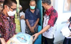 Camat Wajo Pantau Langsung Penyaluran Bansos