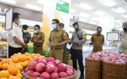 Camat Wajo Bersama Jajaran Lurah Pantau Pusat Pertokoan