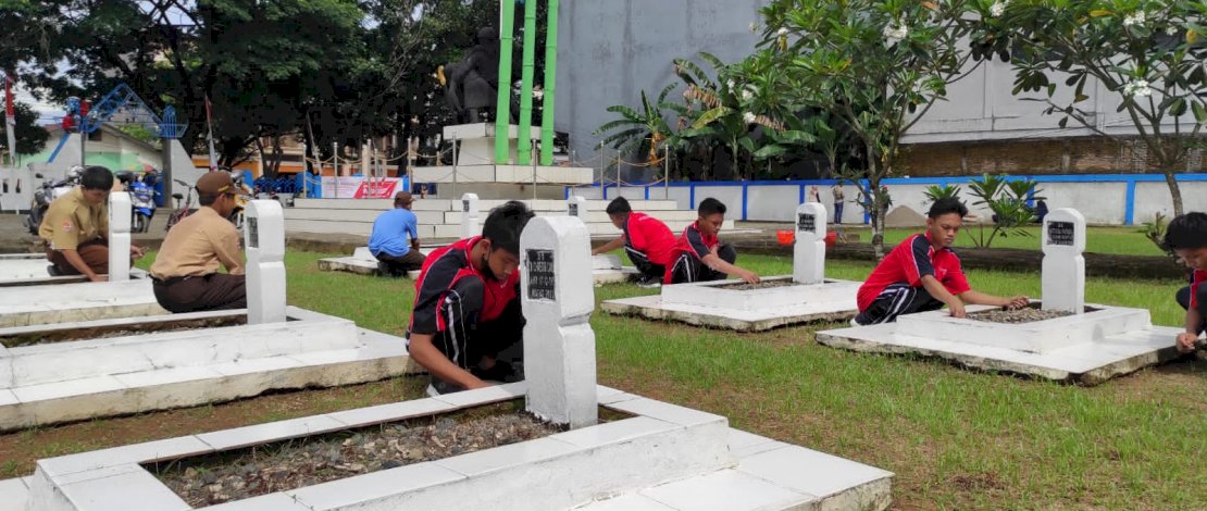 Aksi bersih yang berlangsung di Taman Makam Pahlawan Maros, Jumat (5/11/2021).