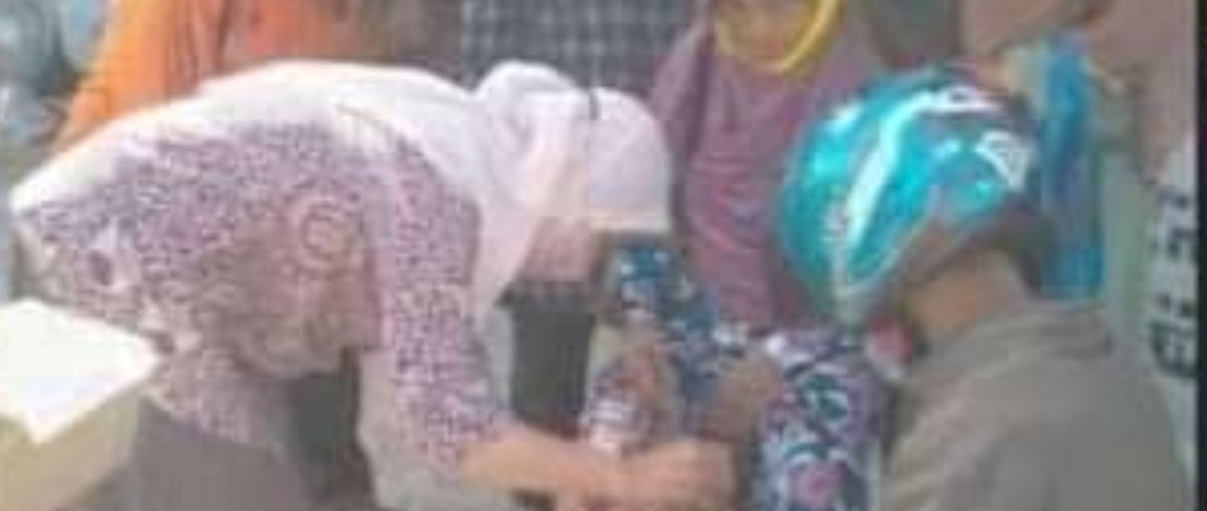 Bupati Luwu Utara, Indah Putri Indriani saat menolong korban, hingga korban dirawat di rumah sakit.