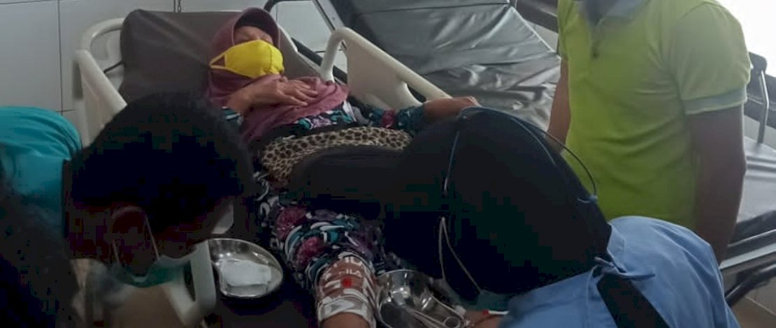 Bupati Luwu Utara, Indah Putri Indriani saat menolong korban, hingga korban dirawat di rumah sakit.