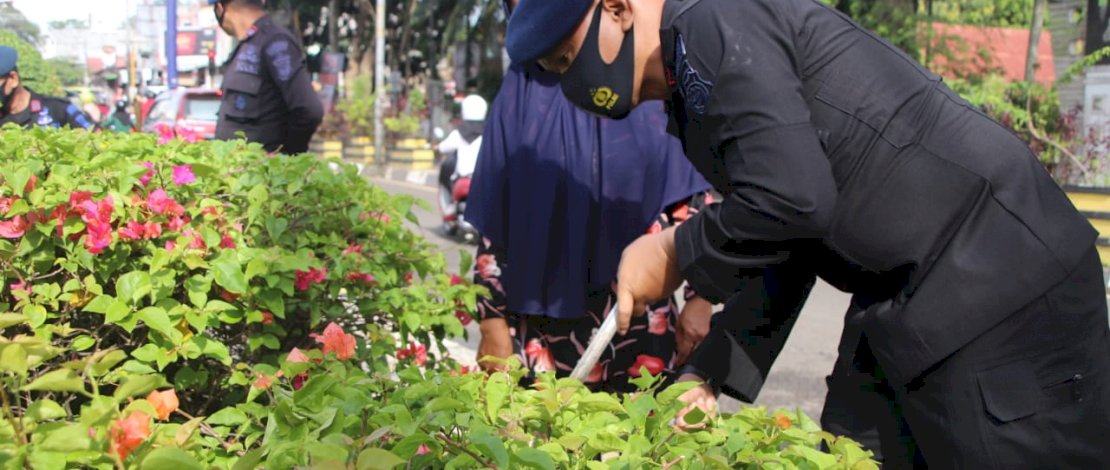 Sambut HUT Brimob Ke-76, Batalyon C Pelopor Polda Sulsel Gelar Aksi Bersih Rumah Ibadah