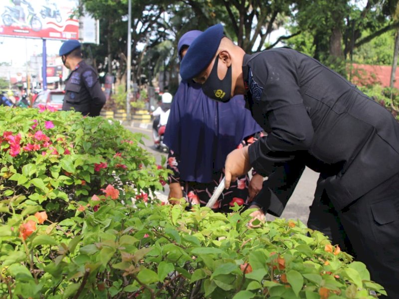 Sambut HUT Brimob Ke-76, Batalyon C Pelopor Polda Sulsel Gelar Aksi Bersih Rumah Ibadah