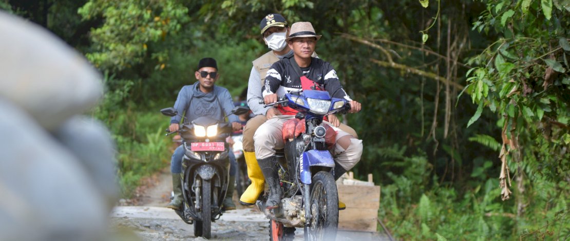 Wabup Lutra, Suaib Mansur saat menghadiri syukuran panen di Desa Pincara, Masamba.