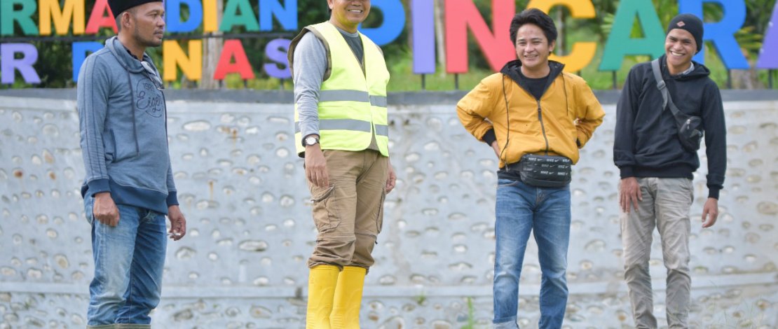 Wabup Lutra, Suaib Mansur saat menghadiri syukuran panen di Desa Pincara, Masamba.