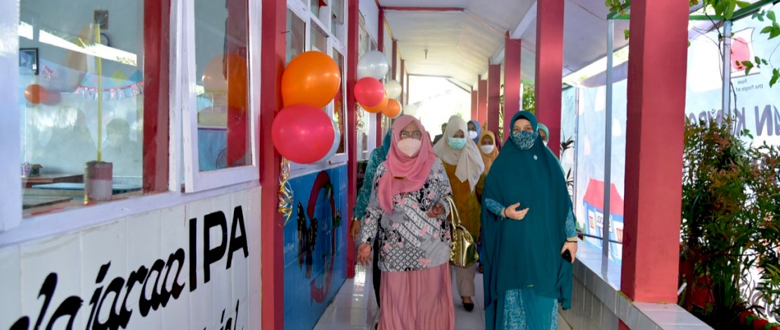 Plt Ketua TP PKK Sulsel, Naoemi Octarina meninjau imunisasi di SD Inpres Karunrung.