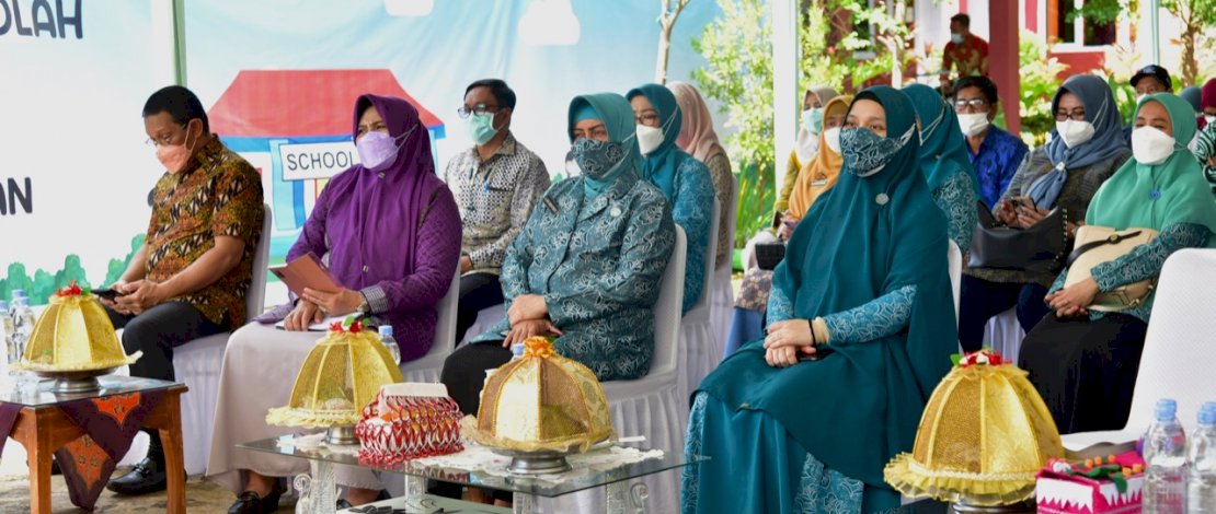 Plt Ketua TP PKK Sulsel, Naoemi Octarina meninjau imunisasi di SD Inpres Karunrung.