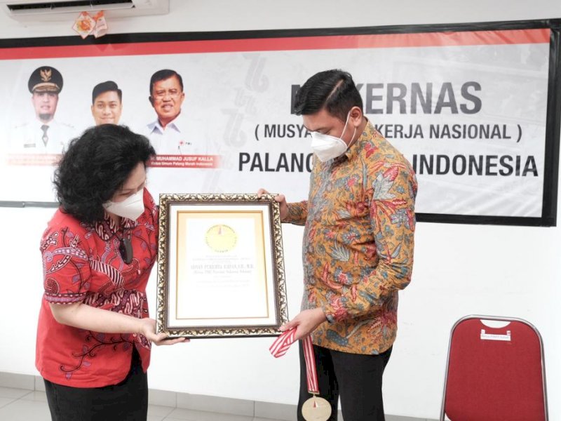 Kumpulkan 1.182 Kantong Darah Dalam Sehari, Ketua PMI Sulsel Terima Penghargaan LEPRID