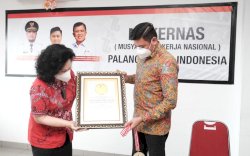 Kumpulkan 1.182 Kantong Darah Dalam Sehari, Ketua PMI Sulsel Terima Penghargaan LEPRID