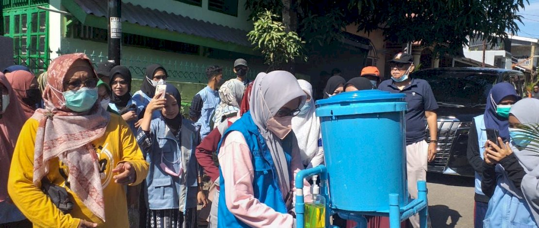 Rektor UIM, Dr Majdah M Zain, mencoba hand sanitizer di Yayasan Al Ashar Timor Timur, Sudiang, Makassar.