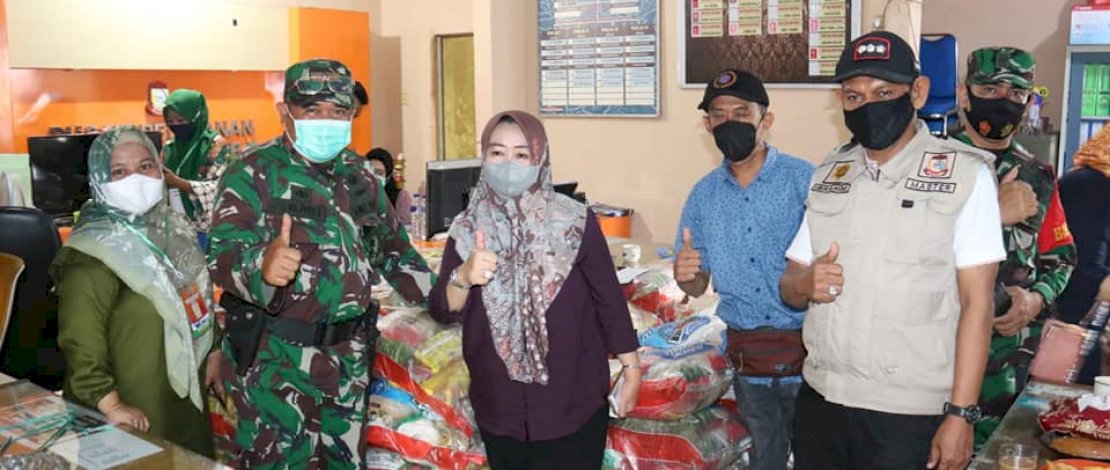 Camat Ujung Tanah Pantau Langsung Penyaluran Bansos