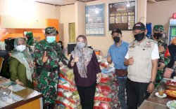 Camat Ujung Tanah Pantau Langsung Penyaluran Bansos