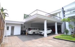 Atap Rumah Rp 17 Miliar Iis Dahlia Roboh 