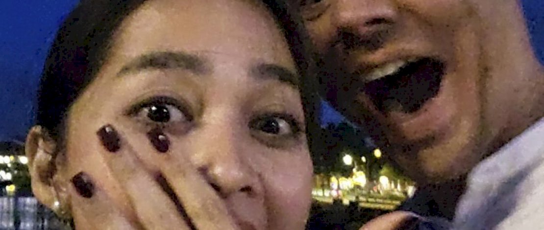 Gracia Indri memamerkan cincin lamarannya.