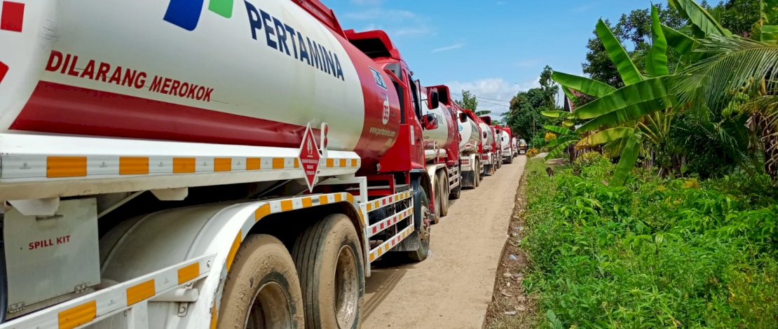 Mobil pengangkut BBM terjebak macet sekira 4 jam lamanya.
