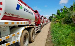 Puluhan Mobil Pengangkut BBM Terjebak Macet di Jalur Alternatif Walenrang