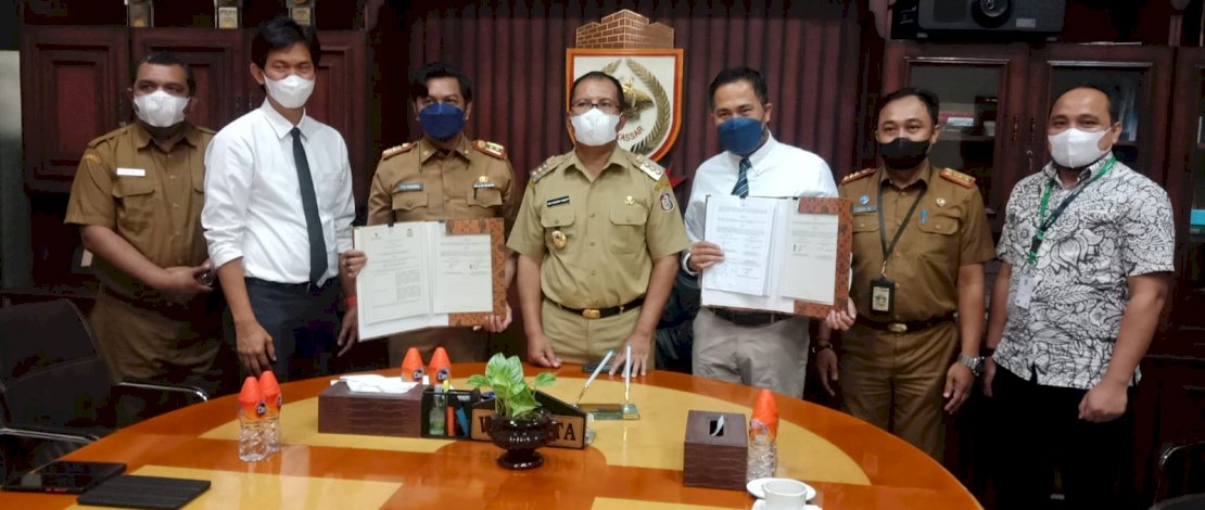 Penandatangan MoU oleh Bappenda Kota Makassar bersama Bank Sulselbar di Ruang Wali Kota Makassar, Senin (8/11/2021).