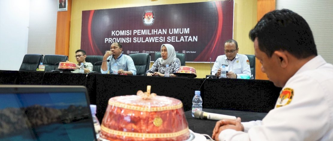 Suasana pleno rekap pemutakhiran daftar pemilih berkelanjutan periode Oktober 2021 oleh KPU Sulsel.